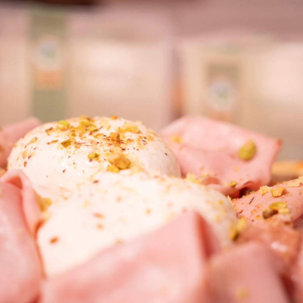 Pizza con mortadella e burrata